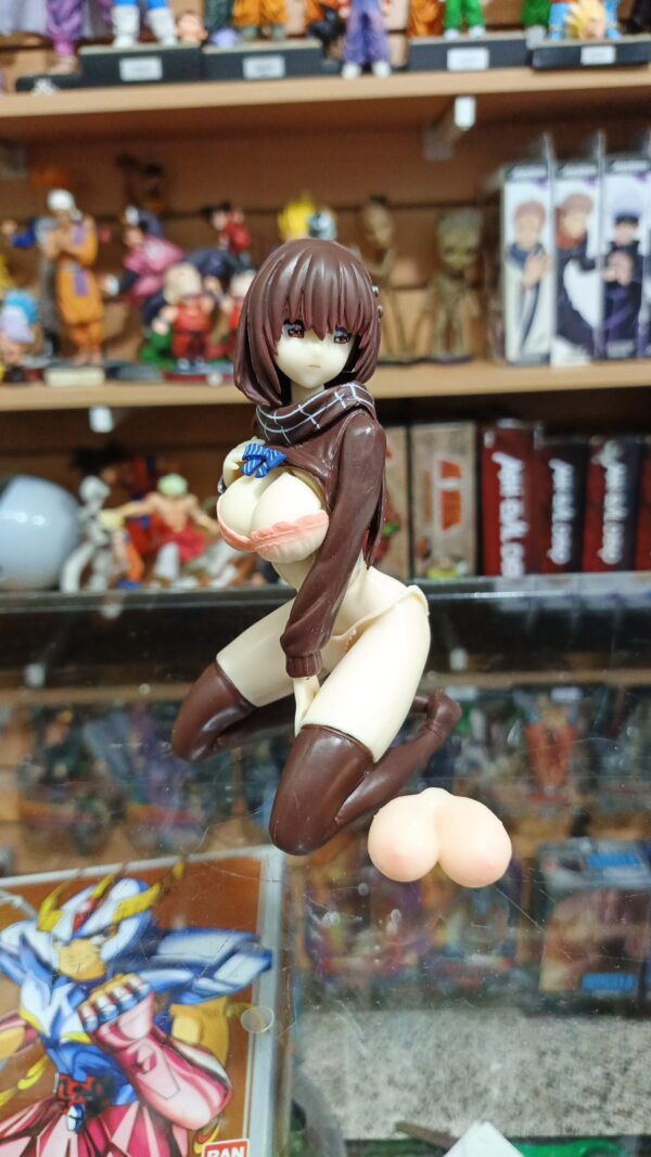 Chica escolar 120
Viene con pechos de silicona se le puede sacar las bragas 
Tamaño:14cm