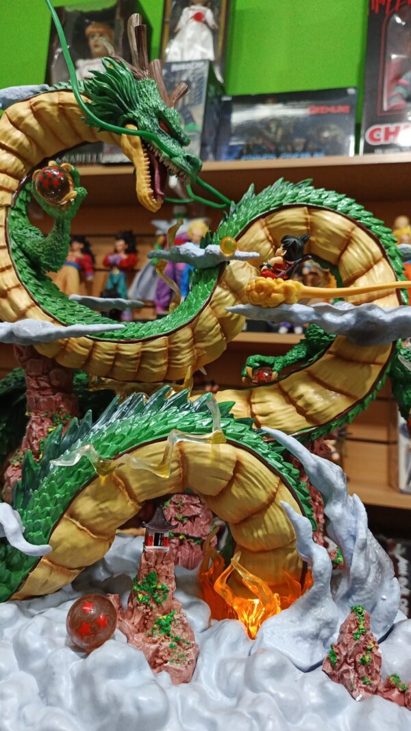 Shen Long y Goku 1067/14
Dragón Ball 
Tamaño:50cm de alto ancho 49cm