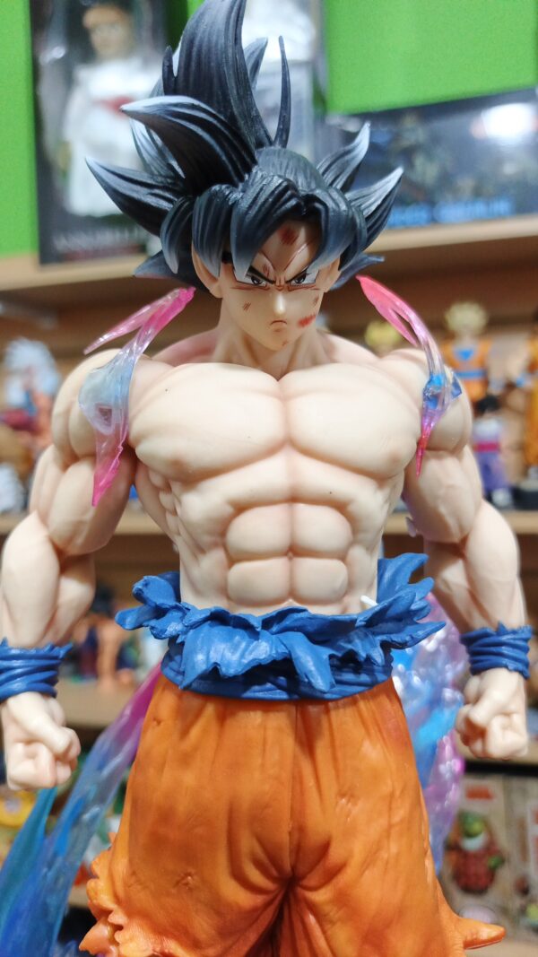 Goku ultra instinto
Dragón Ball Super 676
Tamaño:52cm
