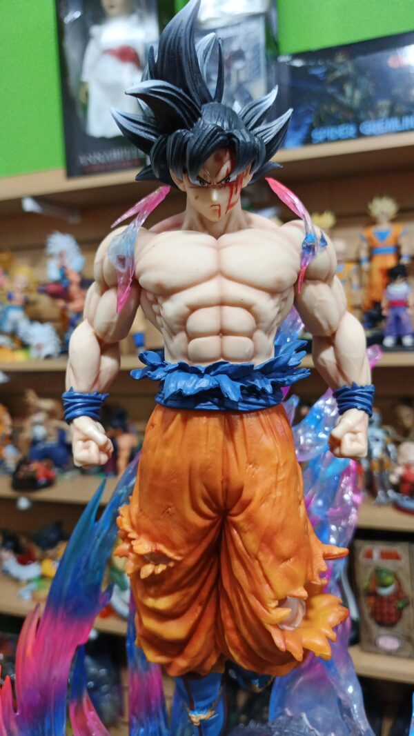 Goku ultra instinto
Dragón Ball Super 676
Tamaño:52cm