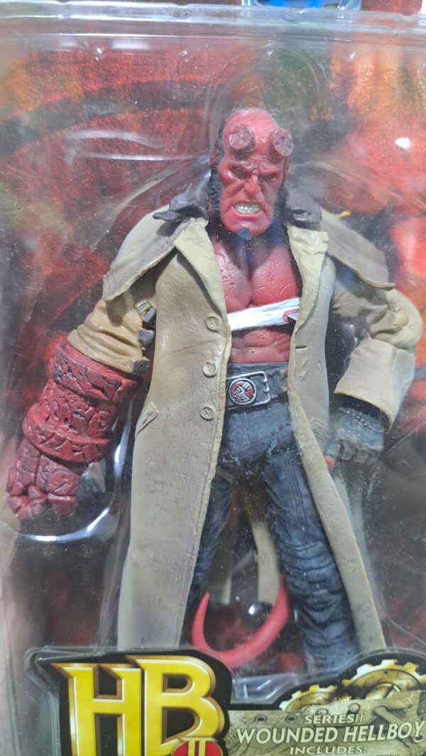 hellboy herido con la lanza del príncipe Nuada
200/14