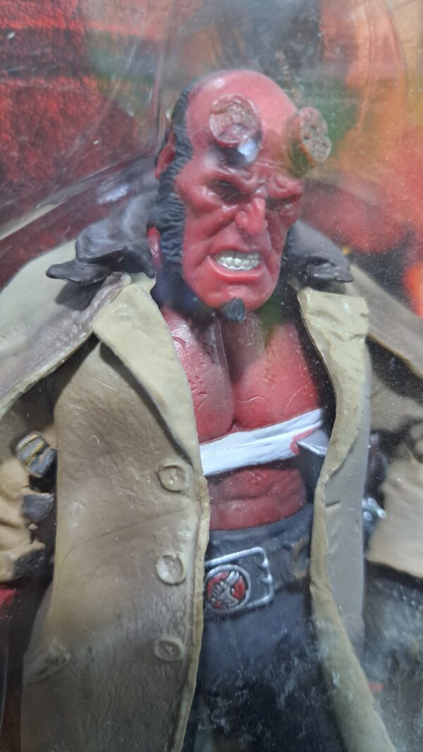 hellboy herido con la lanza del príncipe Nuada
200/14