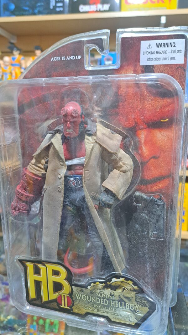 hellboy herido con la lanza del príncipe Nuada
200/14
