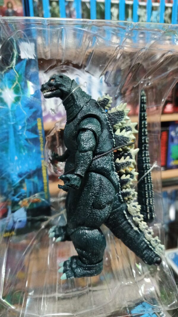 Godzilla 228/18
65
Tamaño:17cm
Precio:55mil