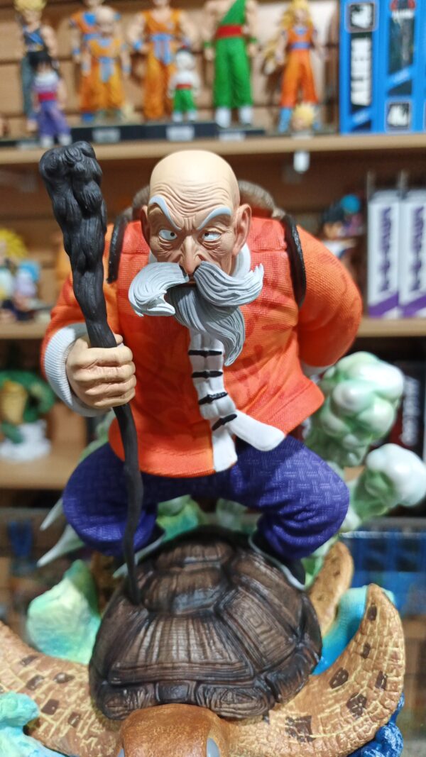 Maestro roshi cabeza intercambiables 450/12.5
Creo q es su versión semi real ?
Dragón Ball 
Tamaño:23cm