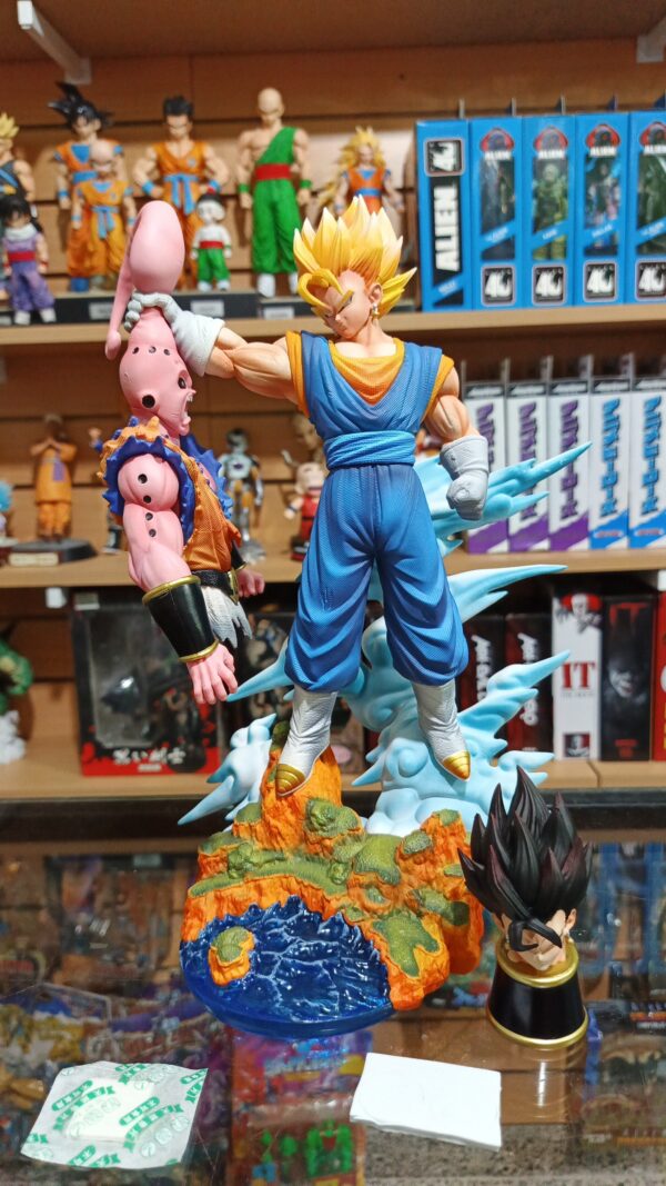 Vegito VS Boo 680/12.5
Dragón Ball Z 
Tamaño:32cm
Viene con cabeza intercambiables