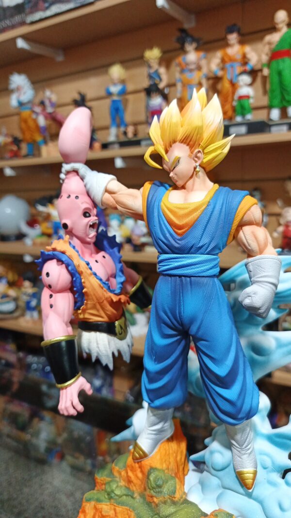 Vegito VS Boo 680/12.5
Dragón Ball Z 
Tamaño:32cm
Viene con cabeza intercambiables