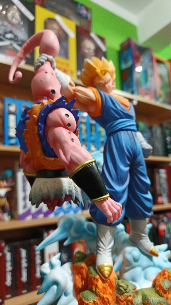 Vegito VS Boo 680/12.5
Dragón Ball Z 
Tamaño:32cm
Viene con cabeza intercambiables