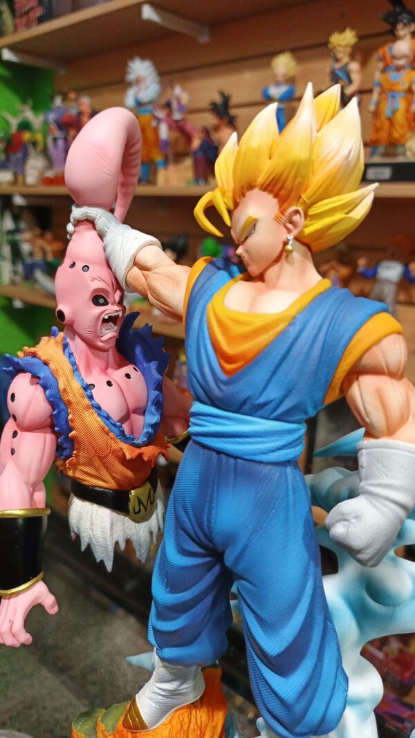 Vegito VS Boo 680/12.5
Dragón Ball Z 
Tamaño:32cm
Viene con cabeza intercambiables