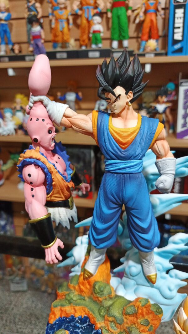 Vegito VS Boo 680/12.5
Dragón Ball Z 
Tamaño:32cm
Viene con cabeza intercambiables