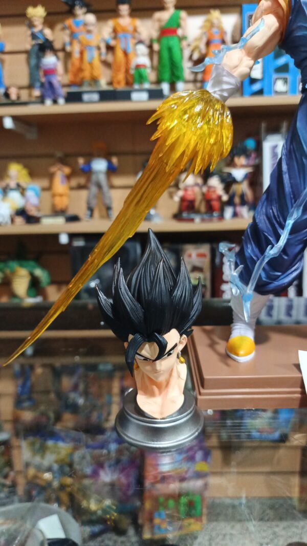 Vegito cabeza intercambiables y torso 385/12.5
Dragón Ball Z
Tamaño:32cm