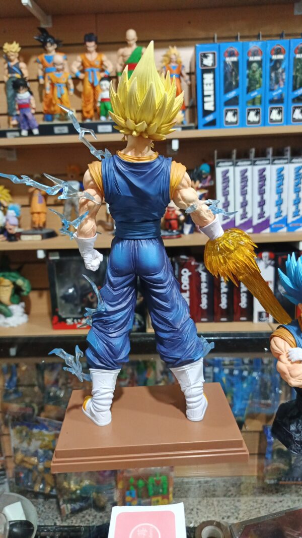 Vegito cabeza intercambiables y torso 385/12.5
Dragón Ball Z
Tamaño:32cm