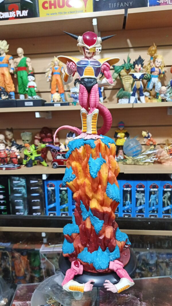 Freezer montaña 
Dragón Ball Z 
Tamaño:47cm
Viene con brazos intercambiables