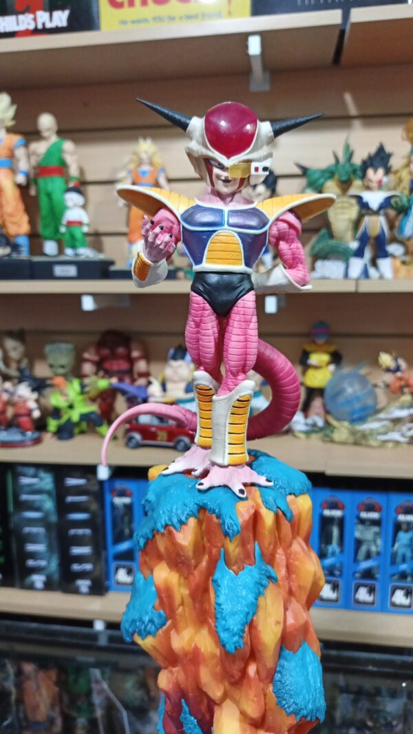 Freezer montaña 
Dragón Ball Z 
Tamaño:47cm
Viene con brazos intercambiables