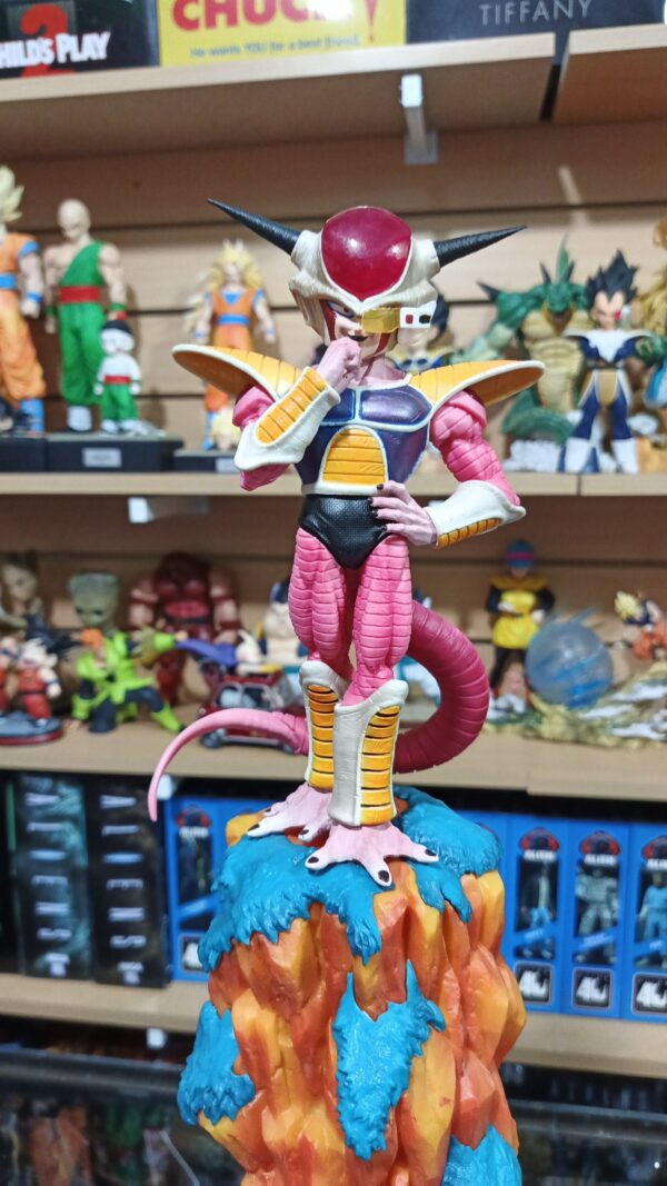 Freezer montaña 
Dragón Ball Z 
Tamaño:47cm
Viene con brazos intercambiables