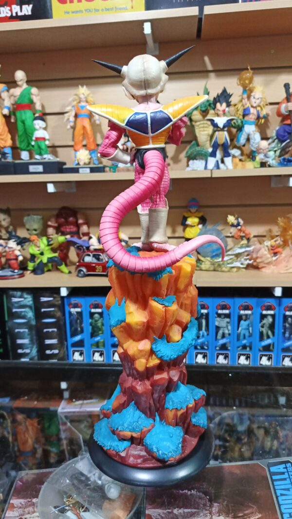 Freezer montaña 
Dragón Ball Z 
Tamaño:47cm
Viene con brazos intercambiables