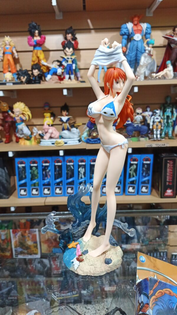 Nami 300
One Piece 
Tamaño:35cm
Se le saca el traje de baño