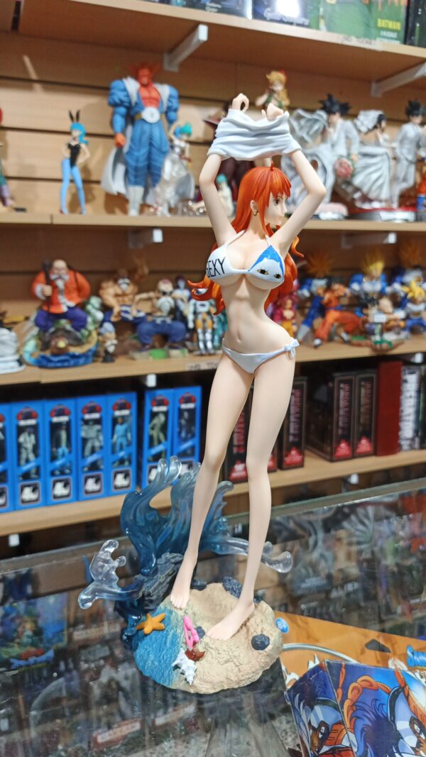Nami 300
One Piece 
Tamaño:35cm
Se le saca el traje de baño