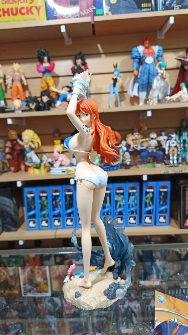 Nami 300
One Piece 
Tamaño:35cm
Se le saca el traje de baño