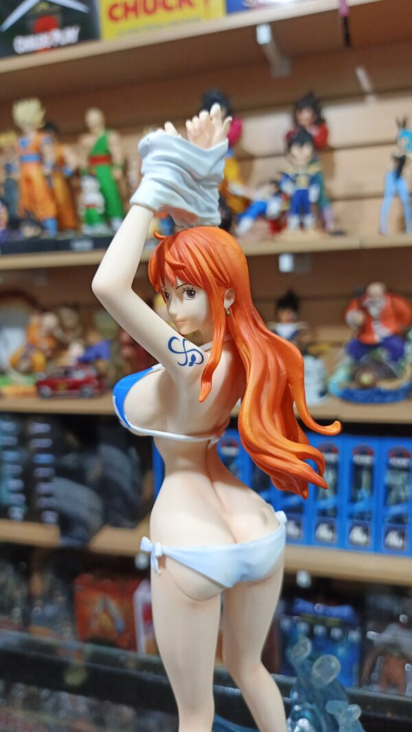 Nami 300
One Piece 
Tamaño:35cm
Se le saca el traje de baño