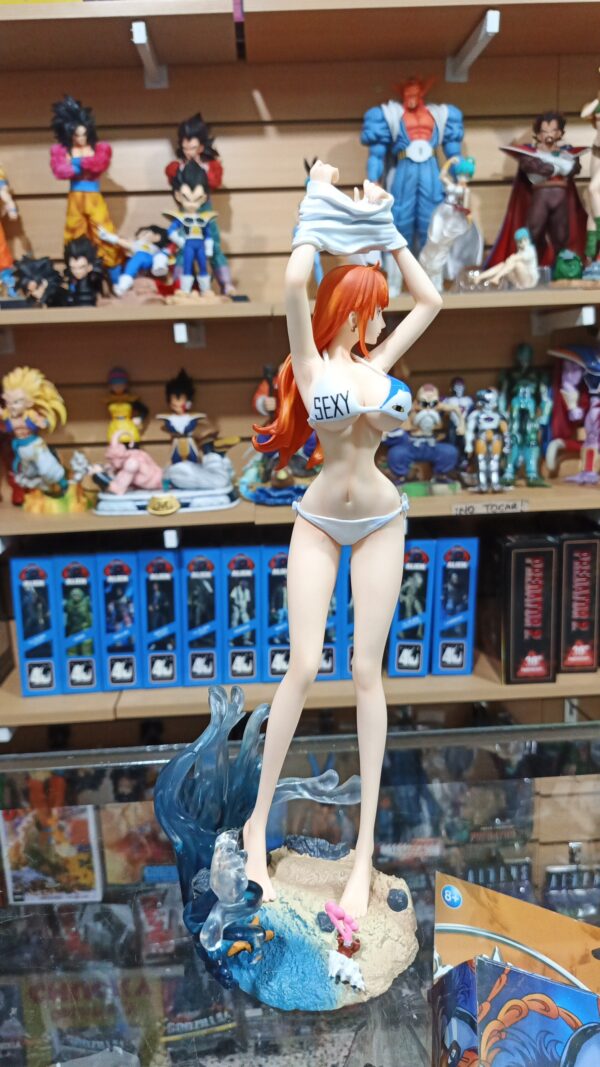 Nami 300
One Piece 
Tamaño:35cm
Se le saca el traje de baño