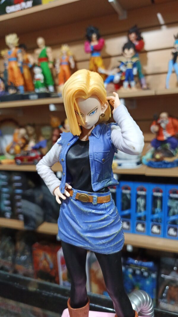 Androide 18 y Krilin 180
Tamaño:29cm androide
Tamaño:10cm krimil
Tamaño:10cm la bace con cabeza intercambiable