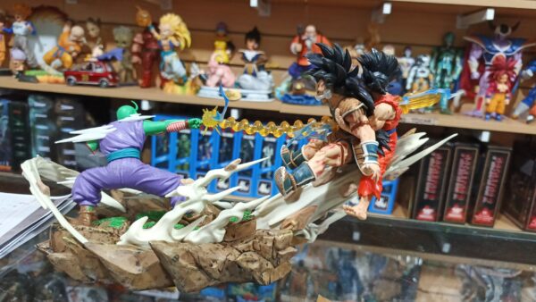 Picolo Goku VS raditz 243
Dragón Ball Z
17 cm altura 
35 cm ancho
