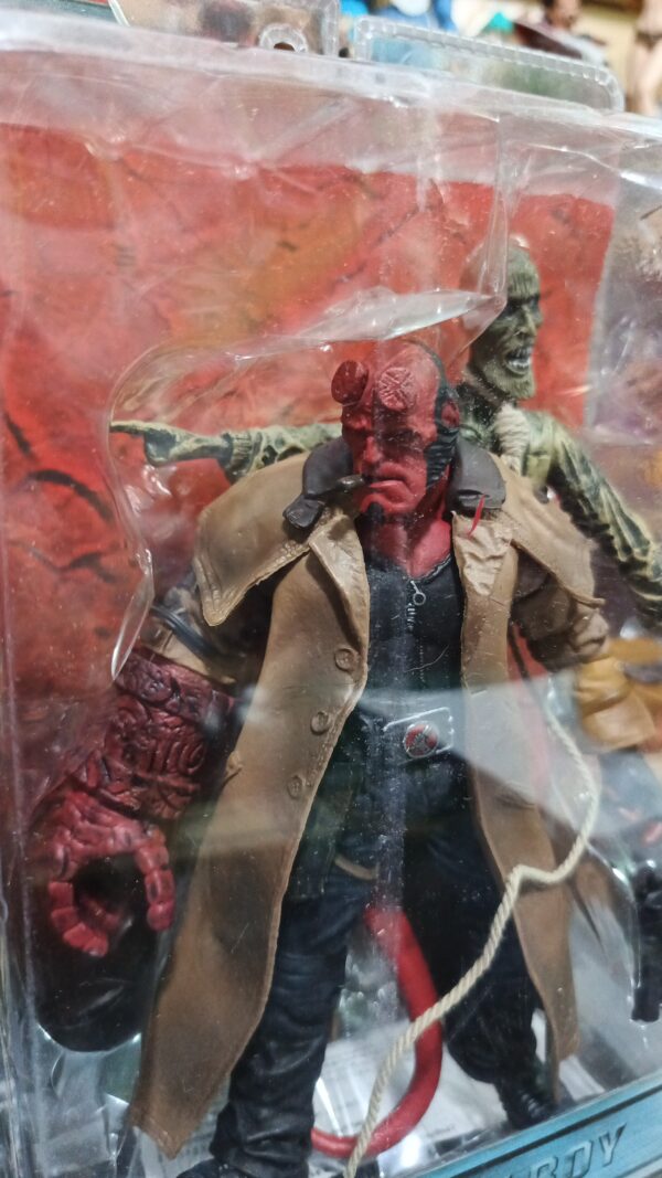 Hellboy y Iván el esqueleto 243
Hellboy 
Tamaño:19cm hellboy 10cm Iván