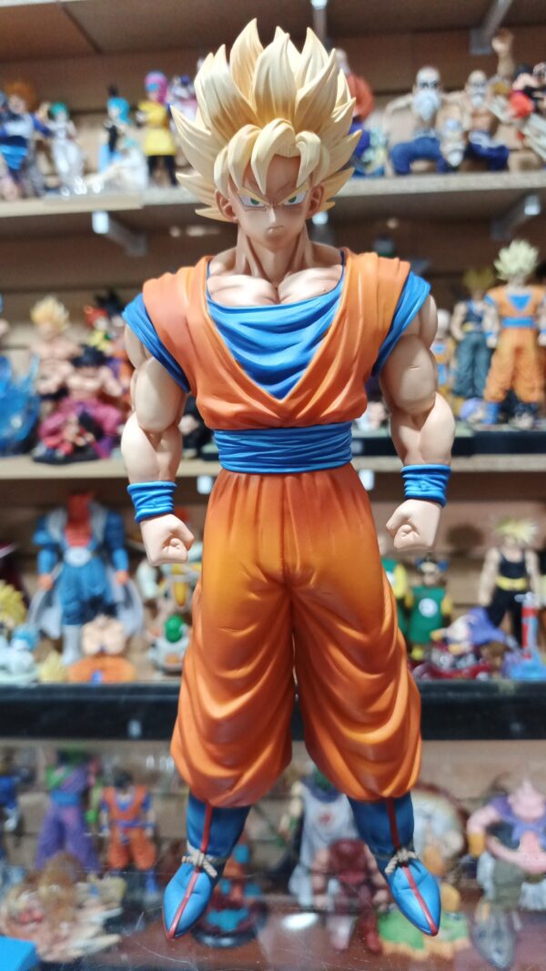 Goku Super Saiyan y blue 180
Dragón Ball Super 
Tamaño:32cm