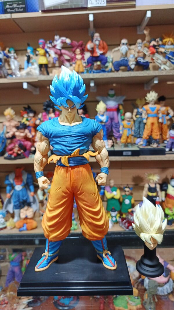 Goku Super Saiyan y blue 180
Dragón Ball Super 
Tamaño:32cm