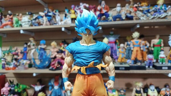 Goku Super Saiyan y blue 180
Dragón Ball Super 
Tamaño:32cm