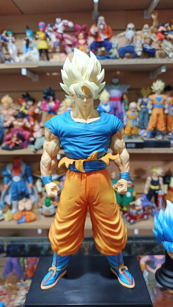 Goku Super Saiyan y blue 180
Dragón Ball Super 
Tamaño:32cm