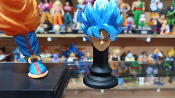 Goku Super Saiyan y blue 180
Dragón Ball Super 
Tamaño:32cm