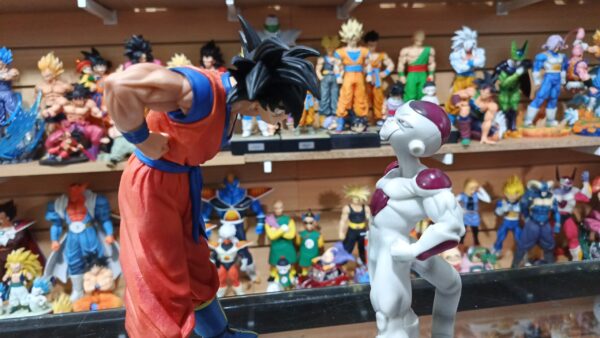Tú me miras yo te miro 
Goku VS Freezer la batalla de las mil miradas 
Dragón Ball Z 
Tamaño:Goku 24cm
Freezer :19cm