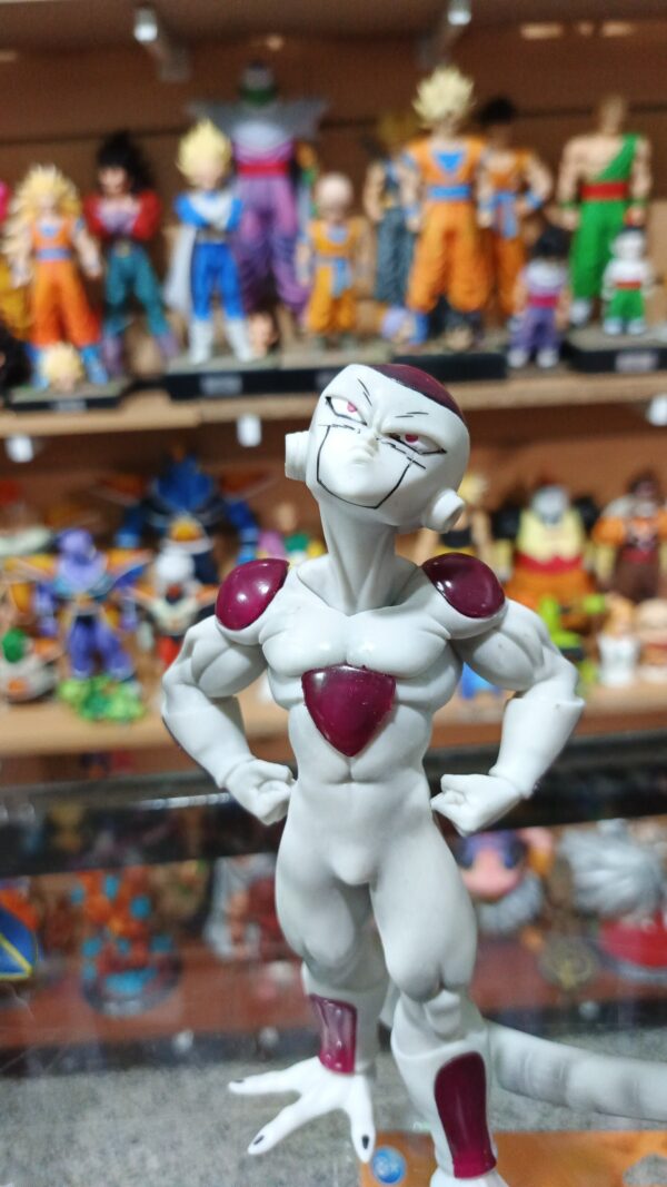 Tú me miras yo te miro 
Goku VS Freezer la batalla de las mil miradas 
Dragón Ball Z 
Tamaño:Goku 24cm
Freezer :19cm