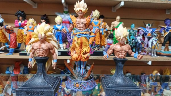Goku face 3 
Goku super Sayan 
Goku super Sayayín 2
Tamaño:24cm Goku con bace face 3
Tamaño:34cm Goku tirando rayos 
Tamaño:25 Goku super Sayan con bace