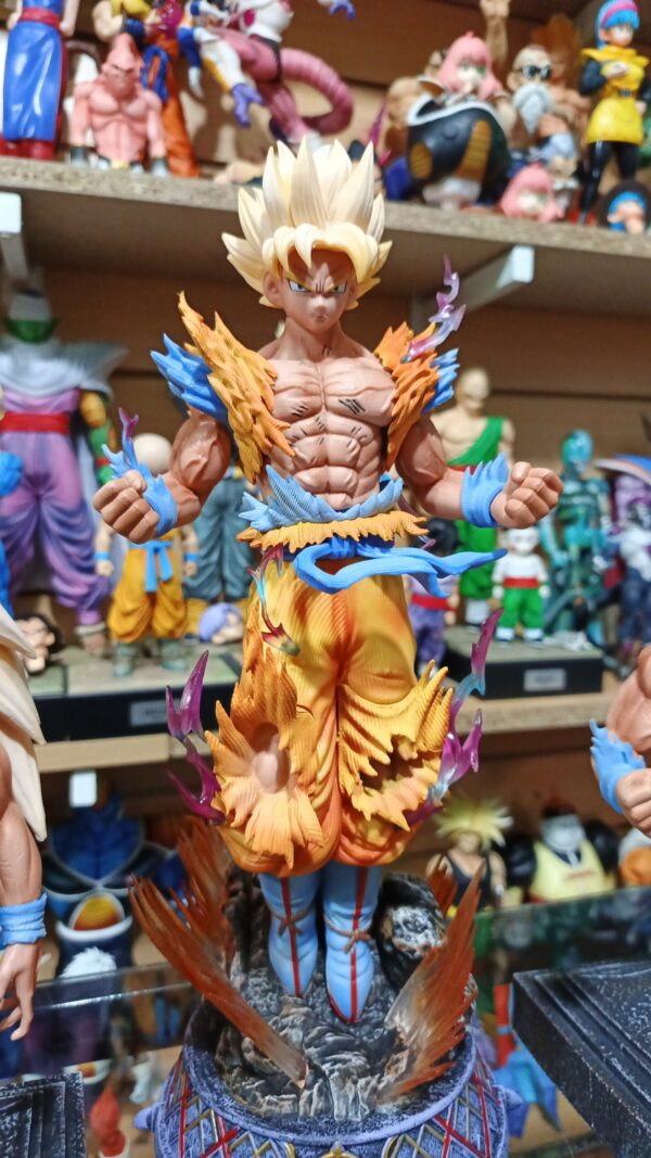 Goku face 3 
Goku super Sayan 
Goku super Sayayín 2
Tamaño:24cm Goku con bace face 3
Tamaño:34cm Goku tirando rayos 
Tamaño:25 Goku super Sayan con bace