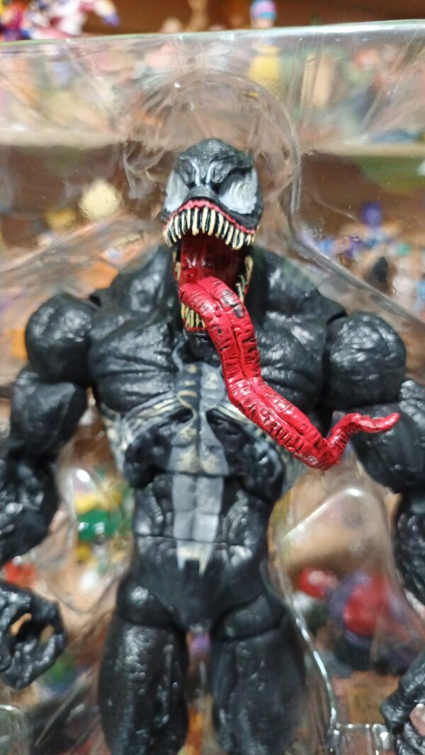 Venom 
Marvel 
Tamaño:32cm