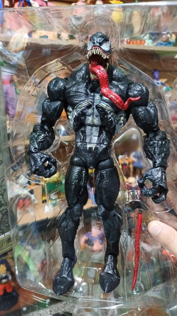 Venom 
Marvel 
Tamaño:32cm