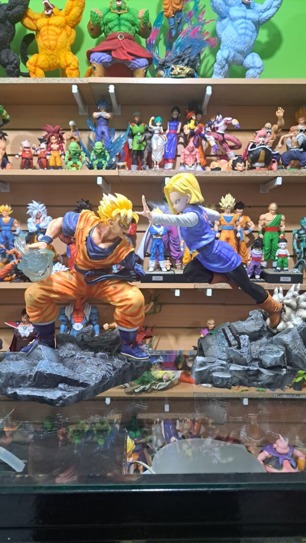 Gohan 26 cm altura vs Androide 18 29 cm altura 
Un futuro diferente