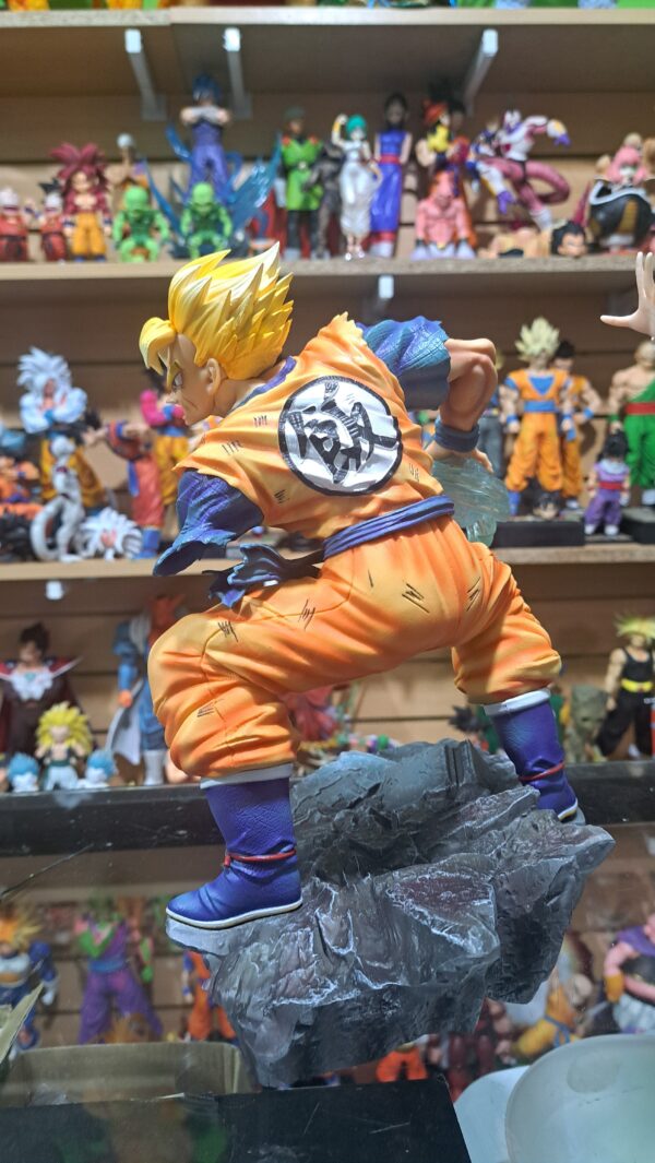 Gohan 26 cm altura vs Androide 18 29 cm altura 
Un futuro diferente