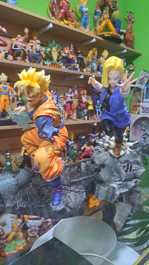 Gohan 26 cm altura vs Androide 18 29 cm altura 
Un futuro diferente