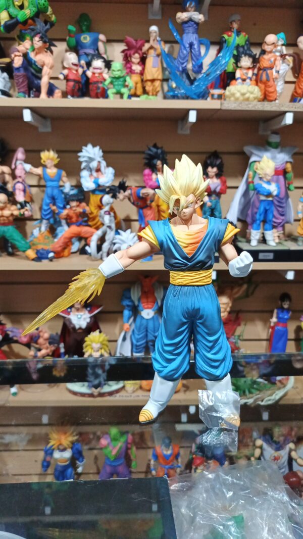 Vegito vegitto 
Dragón ball Z
Tamaño:29cm
Viene con los aritos