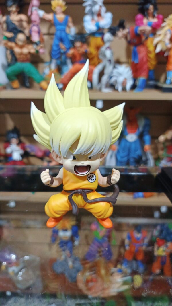 Goku Super Saiyan 
Dragón ball Z 
Tamaño:15cm
Lo ciento me pareció gracioso por el pelo