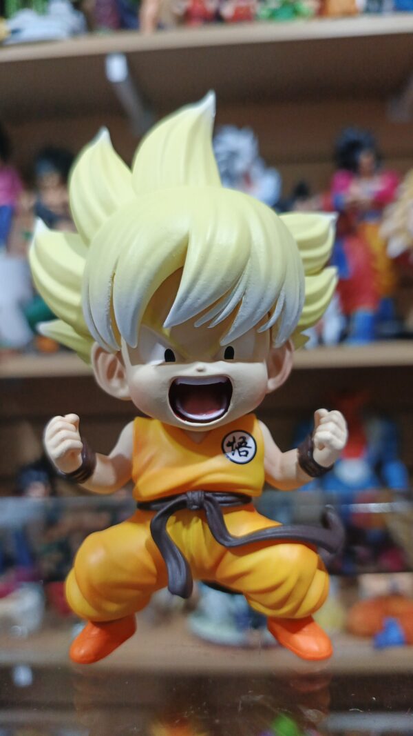 Goku Super Saiyan 
Dragón ball Z 
Tamaño:15cm
Lo ciento me pareció gracioso por el pelo