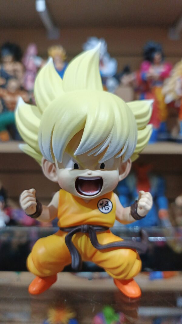 Goku Super Saiyan 
Dragón ball Z 
Tamaño:15cm
Lo ciento me pareció gracioso por el pelo