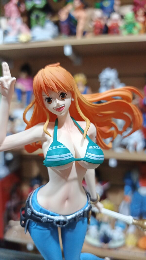 Nami
One Piece 
Tamaño:25cm