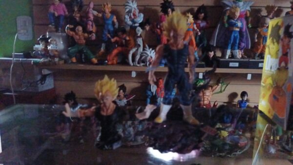 Vegeta Majin 
Dragón ball Z 
Tamaño:20cm
10cm
Es como lampara