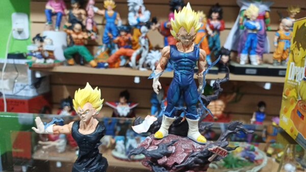 Vegeta Majin 
Dragón ball Z 
Tamaño:20cm
10cm
Es como lampara