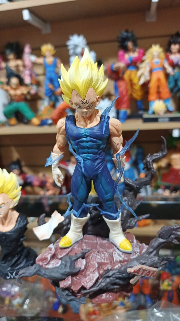 Vegeta Majin 
Dragón ball Z 
Tamaño:20cm
10cm
Es como lampara